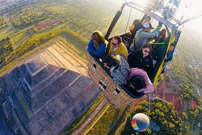 Teotihuacan Balloon ride + Transportation + Breakfast + Pyramids - What the balloon flight is like