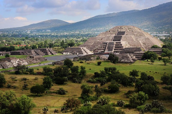 Teotihuacan & Basilica Guadalupe Tour with lunch - Guides, languages, and the human factor