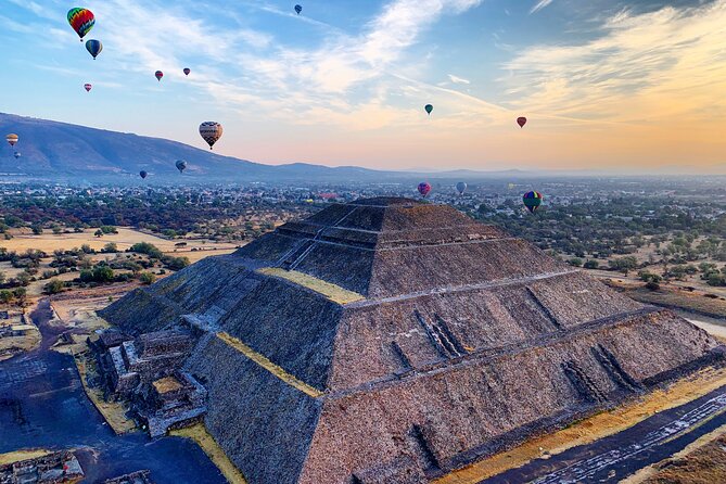 Teotihuacan Hot Air Balloon Flight from Mexico City / Volare - Landing, the toast, and breakfast with mariachi