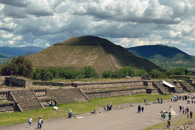 Teotihuacan Pyramids Private Tour from Mexico City - Comparing the Pyramid of the Moon