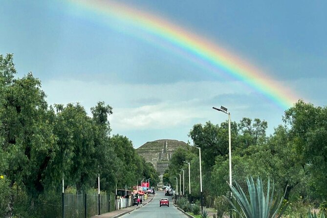 Teotihuacan without obligatory stops. No shops or restaurants. - Guides who bring the stones to life
