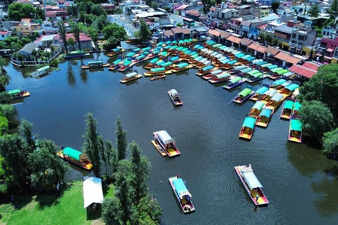 Trajinera ride in Xochimilco - The canals and the character of Xochimilco