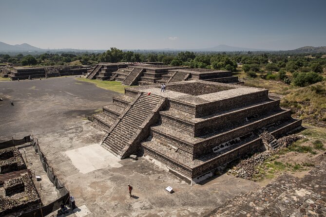 Unlock Teotihuacan Pyramids: Private Tour & Delicious Local Lunch - The Pyramid of the Sun and the long avenue