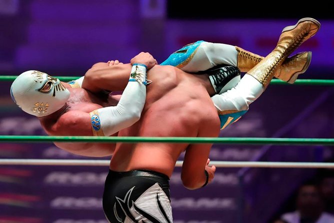 Wrestling show and a Mexican dinner - Inside Arena México for a two-hour match