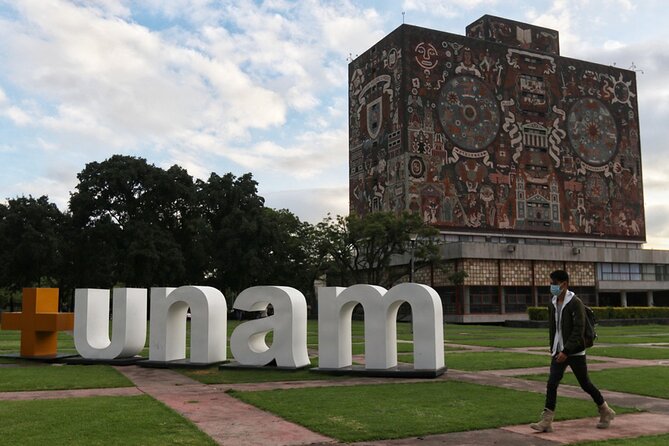 Xochimilco, Casa de Frida Kahlo, Coyoacán and UNAM - One hour on the canals at Nativitas