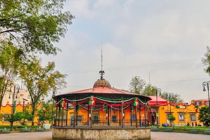 Xochimilco, Casa de Frida Kahlo, Coyoacán and UNAM - Guides can make or break the long day