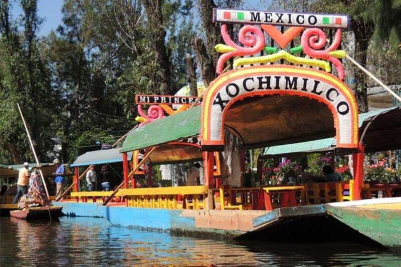 Xochimilco floating gardens, Coyoacan and UNAM murals - UNAM and the murals in a 20-minute stop