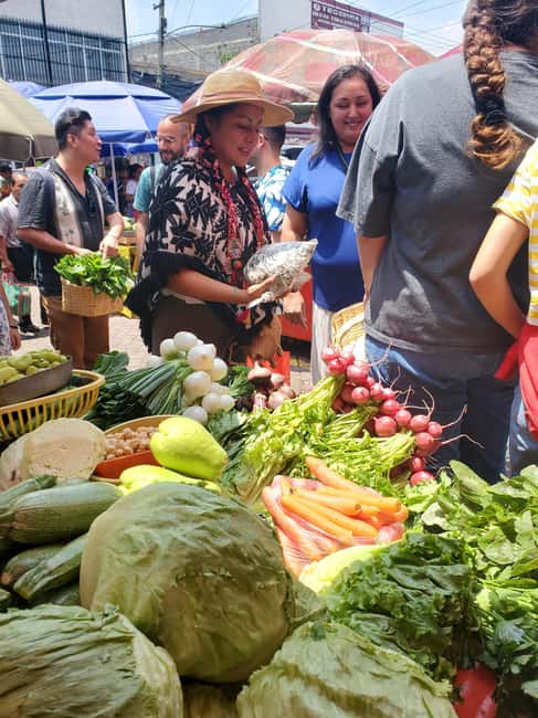 Xochimilco: Market, Food and Nature ¡All included! Tour - Walking through Xochimilco’s market