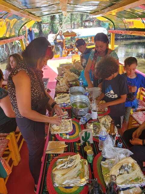 Xochimilco: Market, Food and Nature ¡All included! Tour - Eating lunch and raising a Torito toast