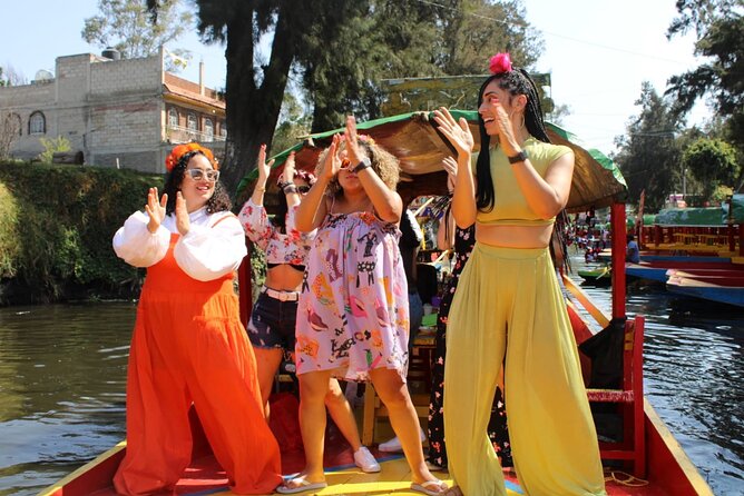 Xochimilco & Mexican Party with Guacamole & Unlimited Drinks - The guides make the shared format work